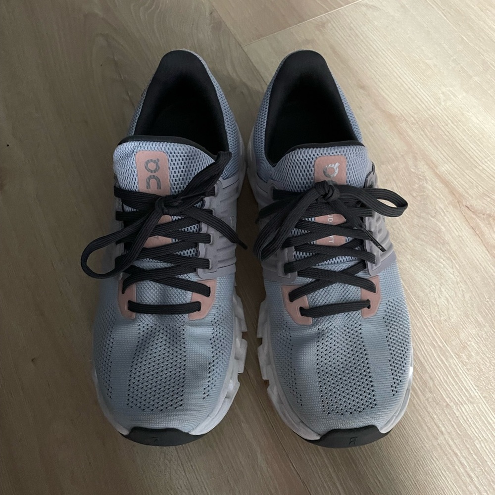 On cloud sneakers barely worn